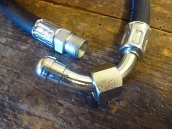 Krafstoffschlauch an Benzinpumpe W100 600