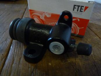 clutch slave cylinder 